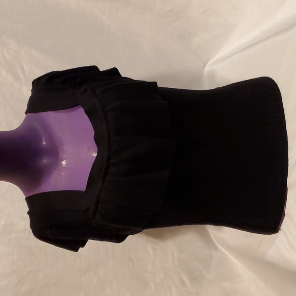 SZ. MEDIUM CHARLOTTE RUSSE BLACK RUFFLED RIBBED KNIT COLD SHOULDER TOP - Picture 1 of 8